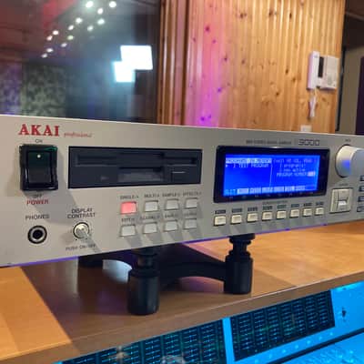 Akai S3000XL Sampler - New high-contrast LED-backlit display!