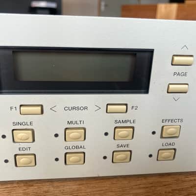 Akai S2000 with floppy disk simulator - 100V image 3