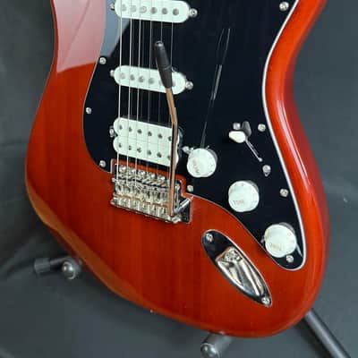 Squier Classic Vibe 70's Stratocaster HSS Electric Guitar Walnut Finish imagen 4
