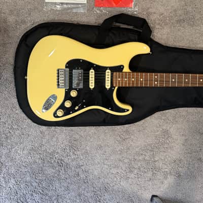 Fender Player Plus Stratocaster HSS HT 2024 - Buttercream image 7