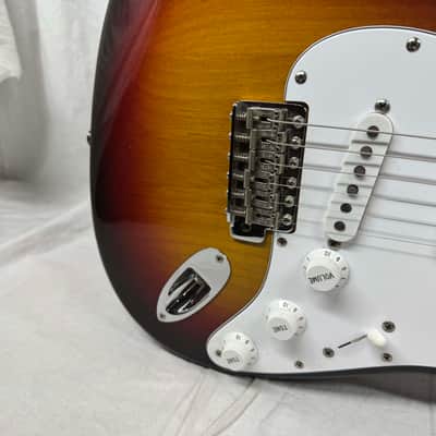 Fender American Vintage Reissue AVRI '62 Stratocaster Guitar with Case 1988 - 3-Color Sunburst / Rosewood fingerboard image 5