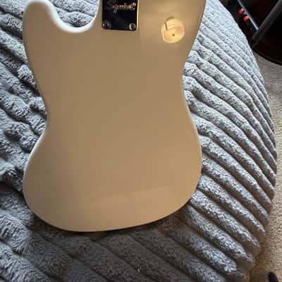 Squier Squier Sonic Bronco Bass - Arctic White with Maple Fingerboard 2023 image 5