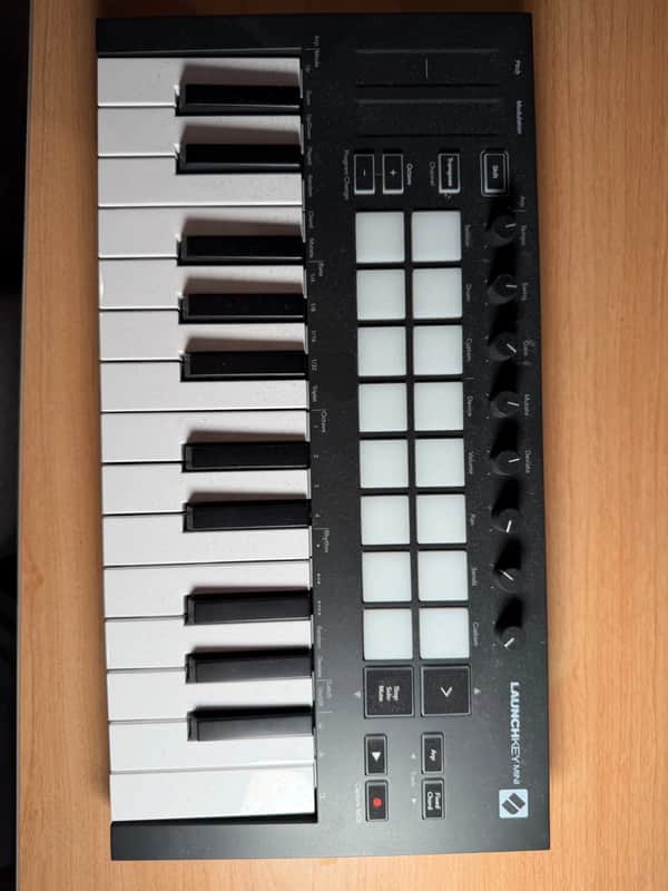 Novation Launchkey Mini 2025 - Black image 1