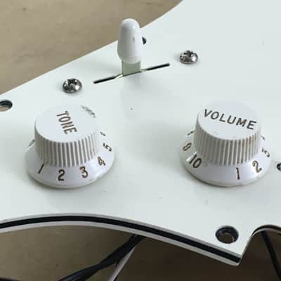 Lefty 2018 Genuine Fender NOS Relic Strat Guitar Left Pickups Loaded Pickguard image 3