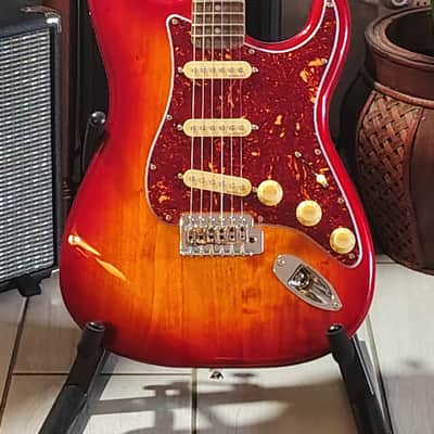 Fender Squire Stratocaster 2025-Sienna Sunburst-Red Tortoise image 3