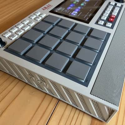 Akai MPC Live II Standalone Sampler / Sequencer Retro Edition 2020 - Present - Grey image 4