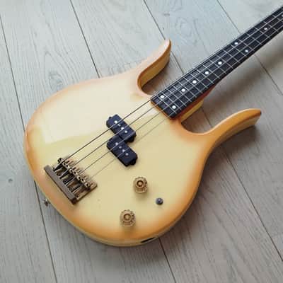 Hondo II Professional Longhorn Bass-Creme Burst image 14