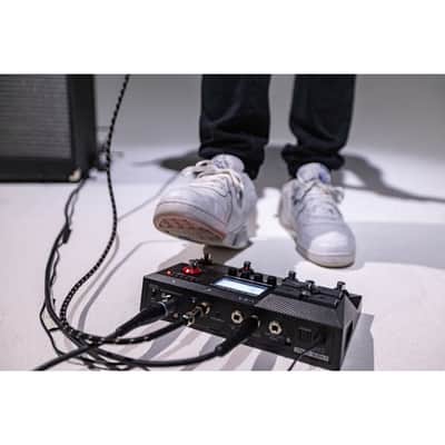 Zoom B2 Four Bass Multi-effects Processor with 104 Effects, Zoom AD-16 Power Supply, Over-Ear Monitoring Headphones, 20' XLR Cable, 2x 25' Instrument Cables and StreamEye Polishing Cloth image 8