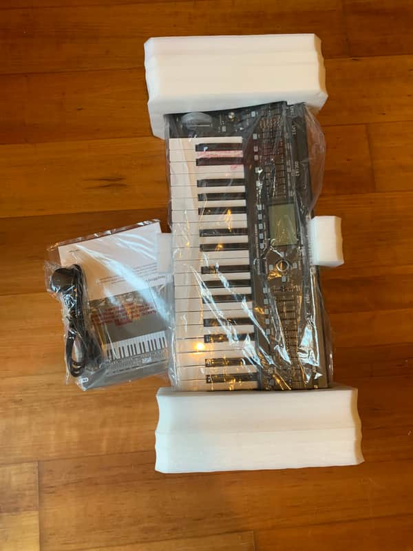 Behringer DeepMind 6 37-Key 6-Voice Polyphonic Analog Synth 2017 - Present - Black - Boxed+Manual+Power image 1