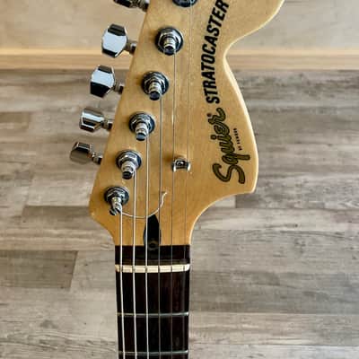 Squier Stratocaster w/ RoadRunner Hard Case & Xtras - Olympic White image 4
