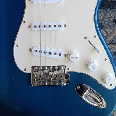 Fender Highway One Stratocaster with Rosewood Fretboard 2003 - Sapphire Blue Transparent image 11