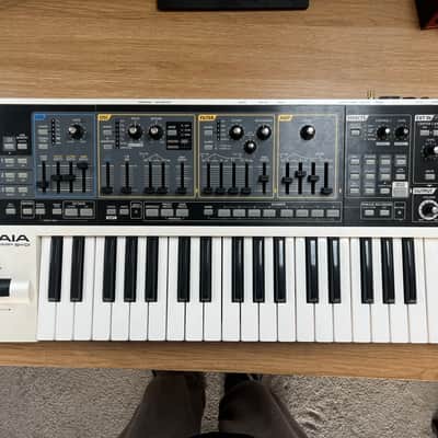 Roland SH-01 GAIA 37-Key Digital Synthesizer 2010 - 2012 - White