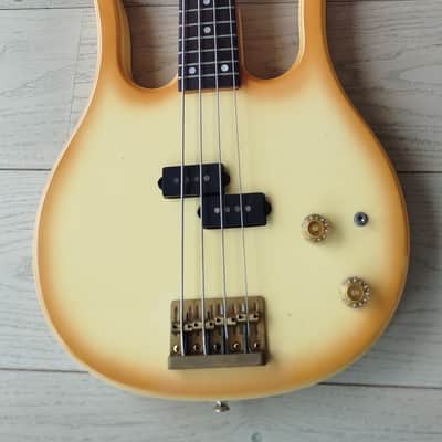 Hondo II Professional Longhorn Bass-Creme Burst image 8