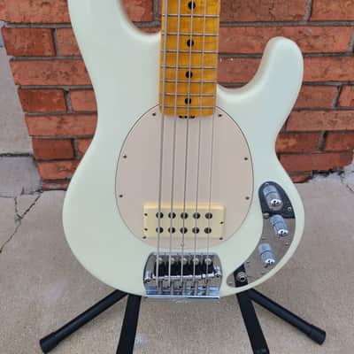 Ernie Ball Music Man Classic StingRay 5 White with Official Case image 4