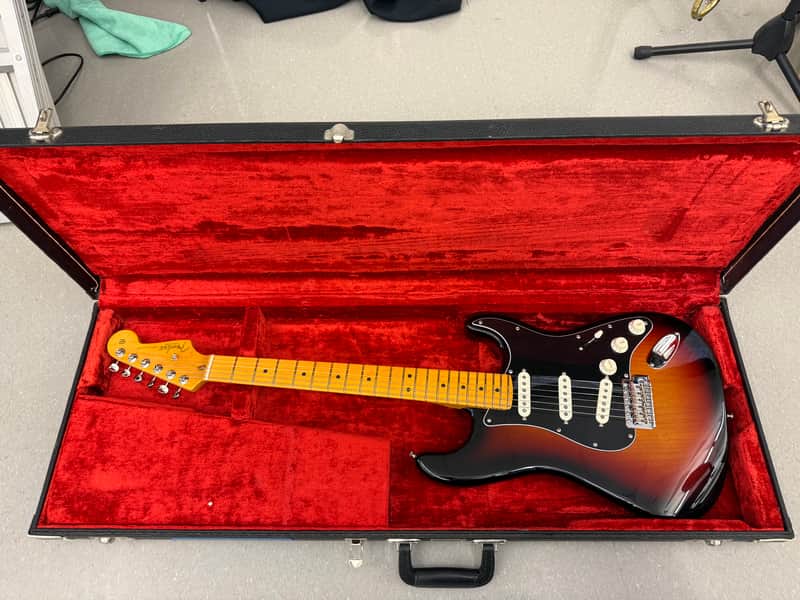 Fender American Professional Classic Stratocaster 2025 - Present - 3-Color Sunburst with Fender Case