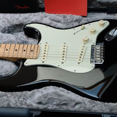 Fender American Professional Stratocaster with Maple Fretboard 2017 - 2019 - Black image 7