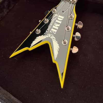Dean Dime Razorback V 255 Classic Guitar 2007 Dimebag Black with Yellow Bevels EMG 81 85 Active Pickups with 24 Frets and Floyd Rose Tremolo image 3