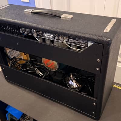 Fender '64 Custom Deluxe Reverb-Amp 2-Channel 20-Watt 1x12" Guitar Combo 2017 - Present - Black image 4