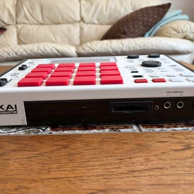 Akai MPC1000 Music Production Center 2004 - 2013 - WHITE w 128mb Installed & 8gb CF Card. JJ OS2XL image 3