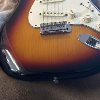 Fender American Vintage '82 Stratocaster 1982 Sunburst) image 3
