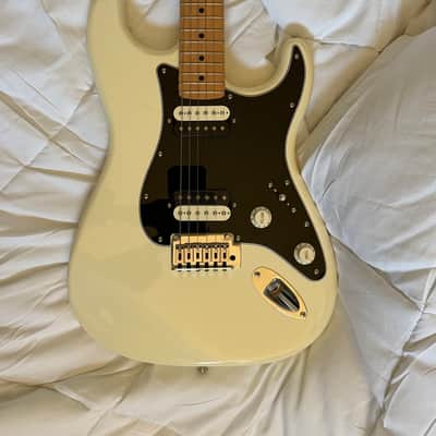 Fender "Squier Series" Standard Stratocaster with Maple Fretboard 1992 - 1996 - Arctic White image 11