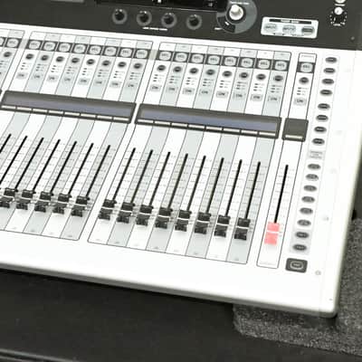 Yamaha TF5 32-Input Digital Mixing Console with Road Case CG0144E *ASK FOR SHIPPING* image 3