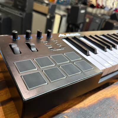 Alesis V25 25-key USB MIDI Controller with Beat Pads 2017 - 2022 - Black image 3