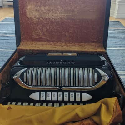 Guerrini Accordion With Hard Case 626 image 2