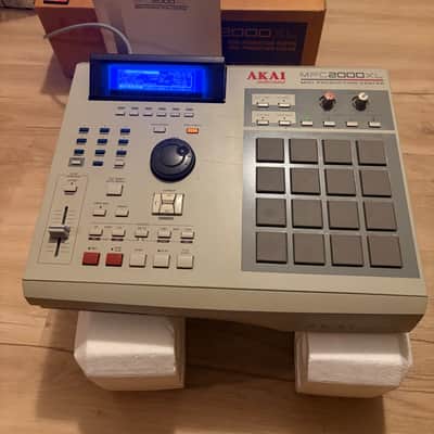 Akai MPC2000XL NEW SCREEN ORIGINAL BOX CF 8 OUTS ORIGINAL MANUAL MAX RAM image 1