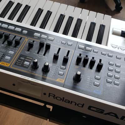 Roland SH-01 GAIA Synthesizer w/heavily padded gig bag & power image 2