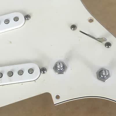 2000s Genuine Fender Guitar Aged Relic Loaded Strat Pickguard Pickups Parchment Natural Aging image 4