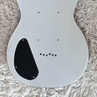 Silvertone 1303 Classic Solid Body Single Cut Electric Guitar, Silverburst -Bstk image 10