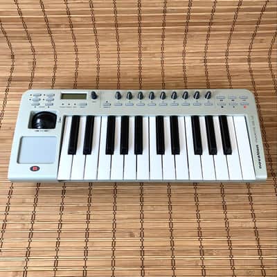 Novation ReMOTE 25 LE • USB MIDI Controller Keyboard • 25-Key • with box, power adapter + usb cable image 2