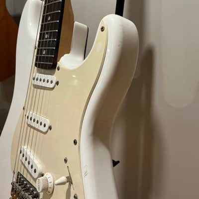 Squier Bullet Series Standard Stratocaster 1995 - 1996 - Arctic White image 13