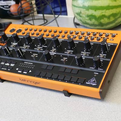 Behringer Grind Spice Crave Edge 22° Tabletop Desktop Studio Stand