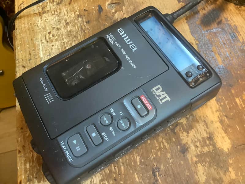 Aiwa Digital audio tape / DAT /. HD - S200 / portable walkman