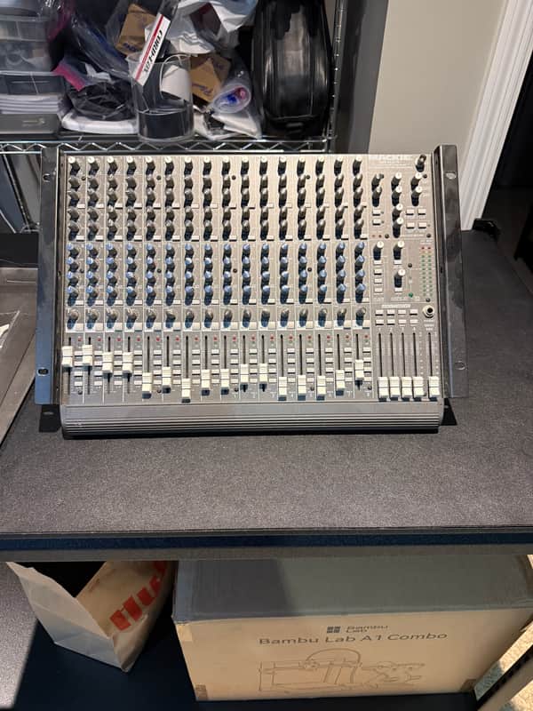 Mackie 1604-VLZ Pro 16-Channel Mic / Line Mixer | Reverb