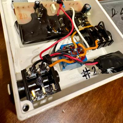 EXTREMELY RARE VDL PROFESSIONAL ANALOGICS IL FUZZ 2011 - WHITE - ORANGE LOW SERIAL NUMBER #23# BASS GUITAR MADE IN ITALY BIG MUFF STYLE DISTORTION OVERDRIVE image 4