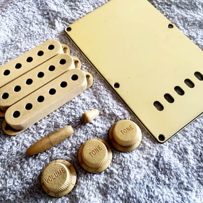 Real Life Relics Vintage Cream Accessory Kit For Fender® Stratocaster® Back Plate, Knobs, Pickup Covers, Switch Tip   [DR1] image 2