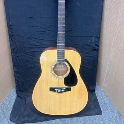 YAMAHA FG401 acoustic guitars