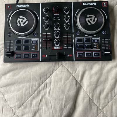 Numark PartyMix DJ Controller with lights image 1