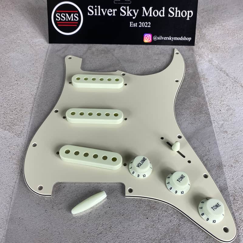 FENDER PLAYER SERIES STRATOCASTER REPLACEMENT PICKGUARD & PARTS KIT VINTAGE MINT GREEN STRAT image 1