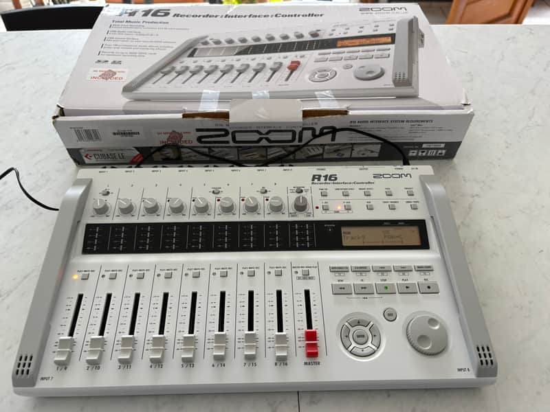Zoom R16 USB Audio Interface / Digital Multitrack Recorder Zoom R16 USB Audio Interface / Digital Multitrack Recorder