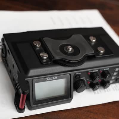 TASCAM DR-70D 4-Channel Audio Recorder for DSLR Cameras 2014 - Present - Black image 3