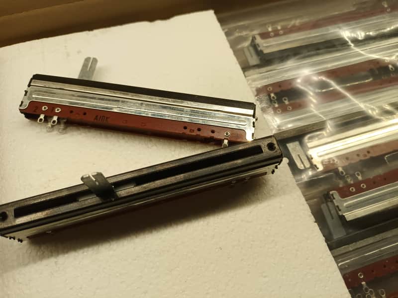 Alps -JP SV 10011S 90 - PotenciometroMetalico Doble Guia image 1