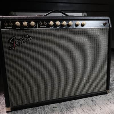 Fender "Custom" Vibrolux Reverb 40-Watt 2x10" Guitar Combo - Used image 2