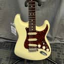 Fender Stratocaster (Made In Mexico) Off White w/ Roadrunner Hard Case