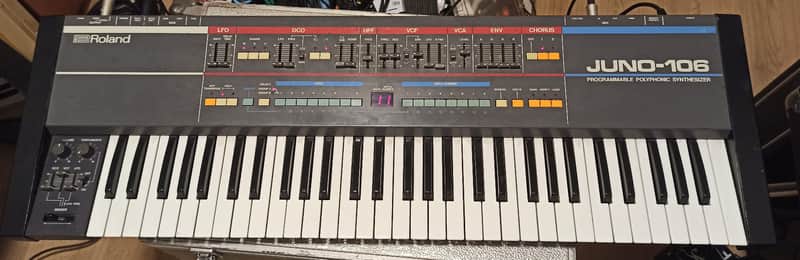 Roland Juno-106 61-Key Programmable Polyphonic Synthesizer Bild 1