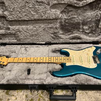 Fender American Elite Stratocaster SSS with Maple Fretboard 2016 - 2019 - Ocean Turquoise Metallic image 23