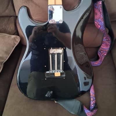 Fender  Standard  stratocaster 1997 2001 - Black image 8